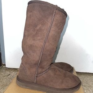 BROWN  UGGS SIZE 7
